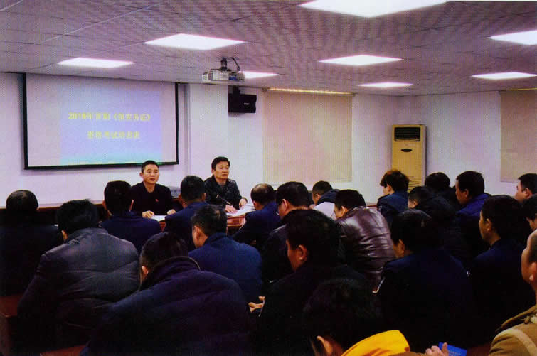 謝軍紅（前左）為保安員授課